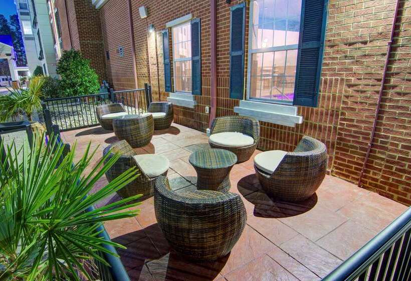 ホテル Comfort Suites Newport News Airport