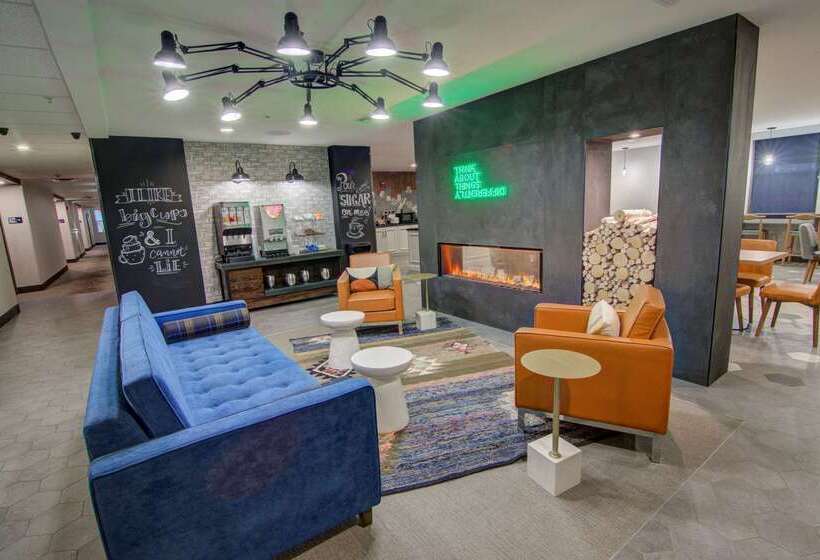 ホテル Comfort Suites Newport News Airport