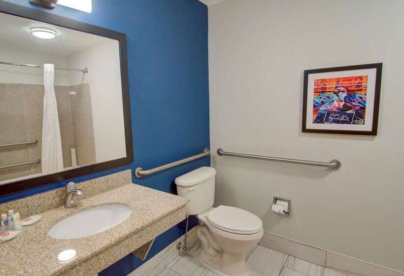 ホテル Comfort Suites Newport News Airport