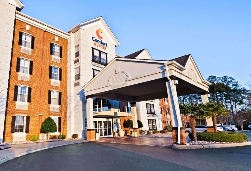 ホテル Comfort Suites Newport News Airport