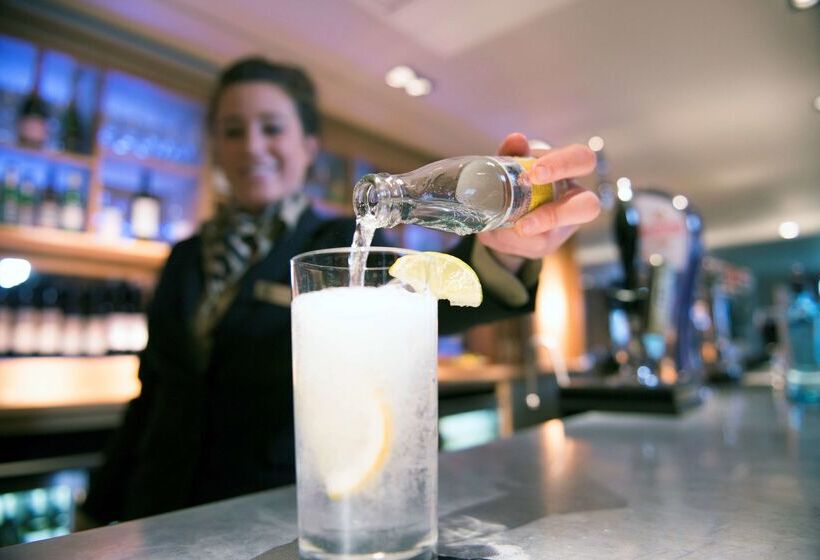 בית מלון כפרי De Vere Cranage Estate