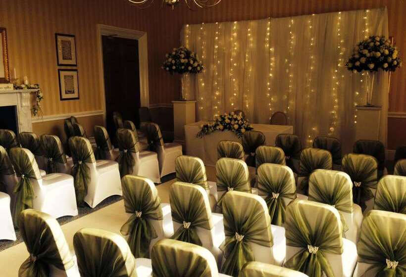 בית מלון כפרי De Vere Cranage Estate