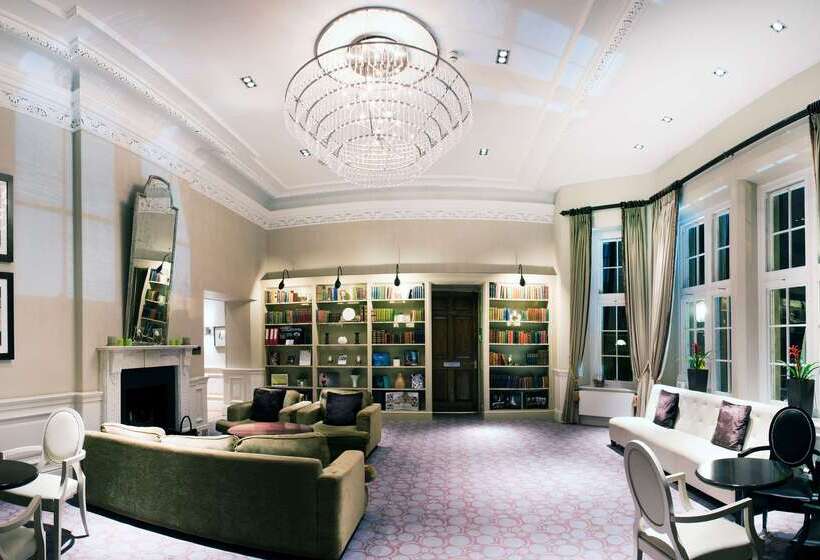 בית מלון כפרי De Vere Cranage Estate