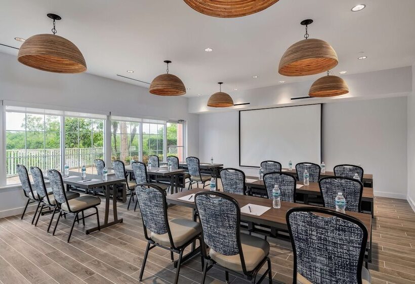 فندق Doubletree Suites By Hilton Naples