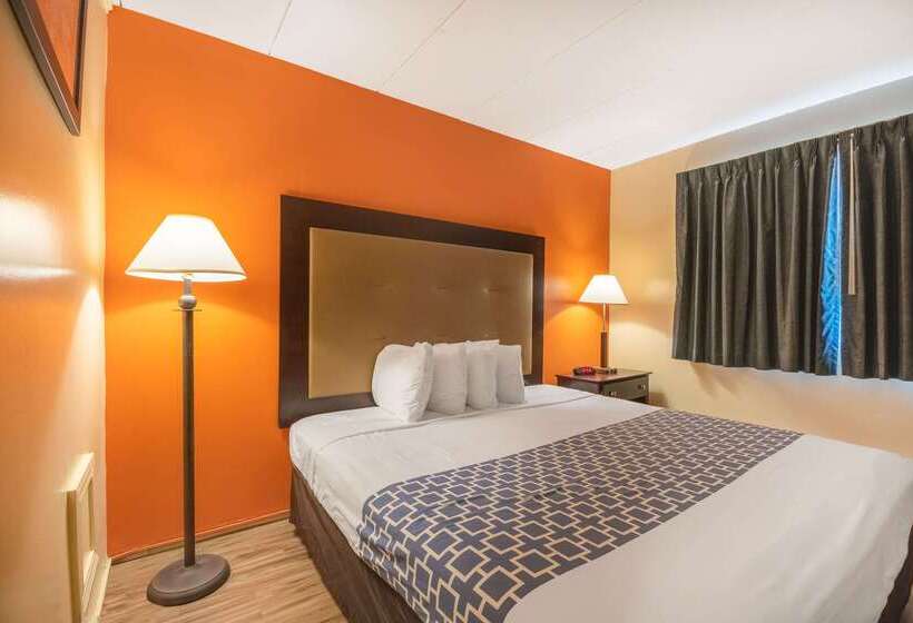 هتل Econo Lodge Inn & Suites Airport