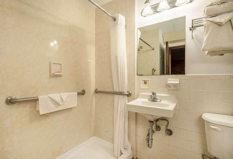 هتل Econo Lodge Inn & Suites Airport