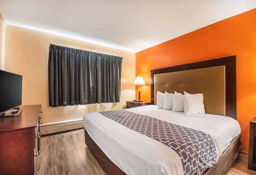 هتل Econo Lodge Inn & Suites Airport