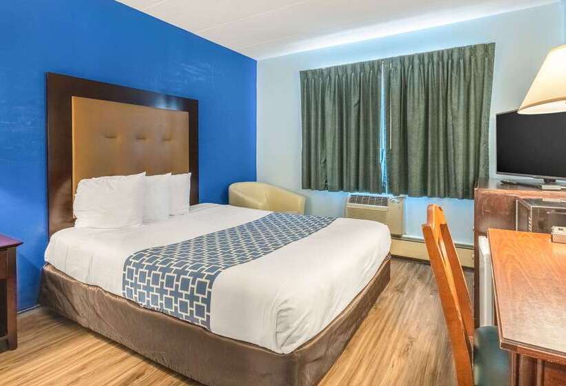 هتل Econo Lodge Inn & Suites Airport