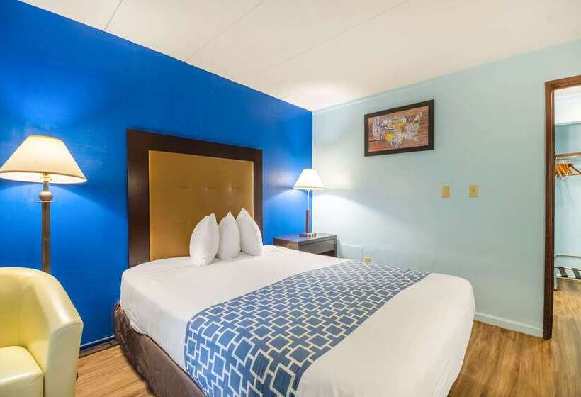 هتل Econo Lodge Inn & Suites Airport