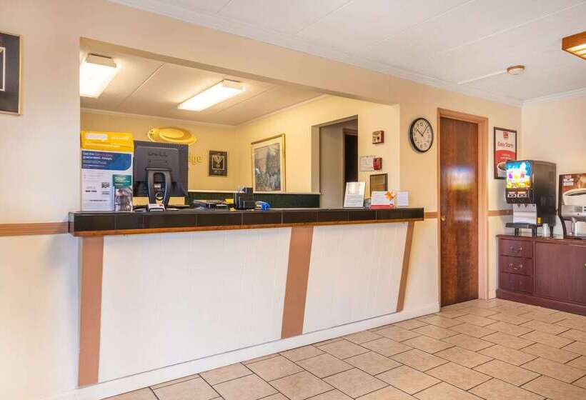 هتل Econo Lodge Inn & Suites Airport