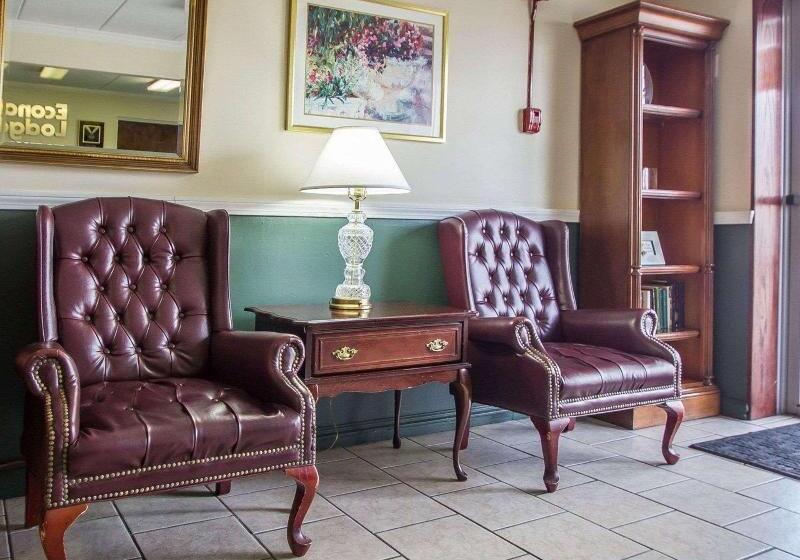 هتل Econo Lodge Inn & Suites Airport