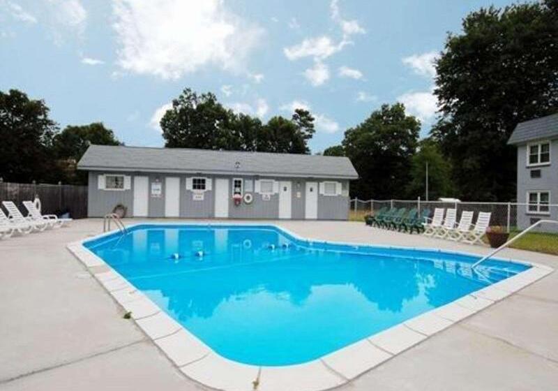 هتل Econo Lodge Inn & Suites Airport