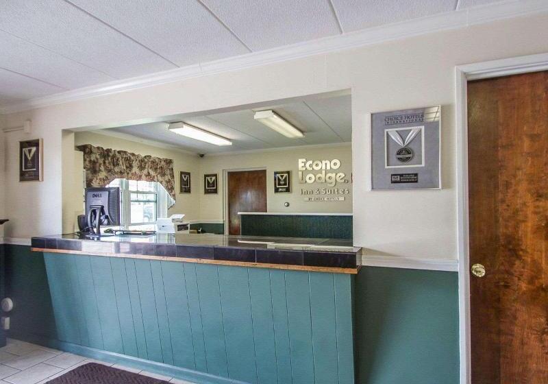 هتل Econo Lodge Inn & Suites Airport