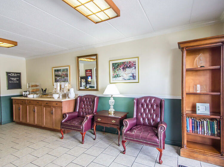 هتل Econo Lodge Inn & Suites Airport