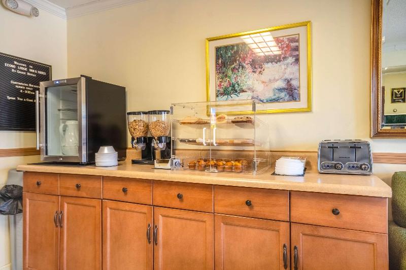 هتل Econo Lodge Inn & Suites Airport