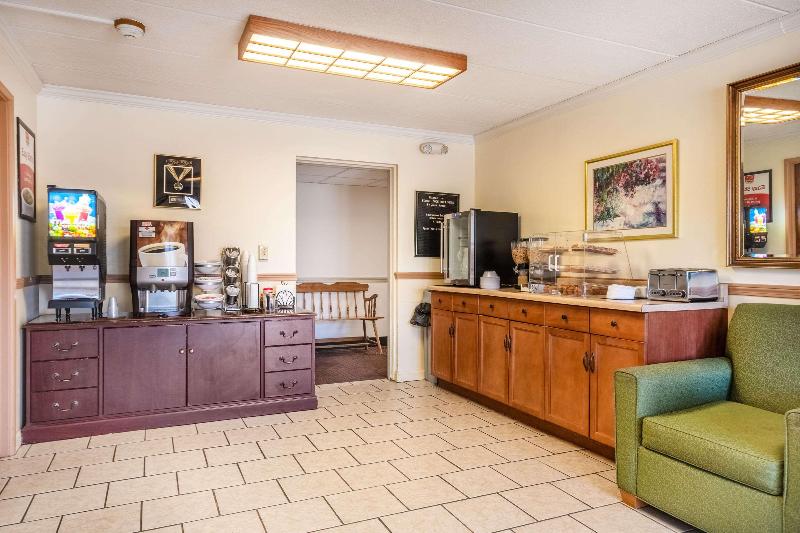 هتل Econo Lodge Inn & Suites Airport