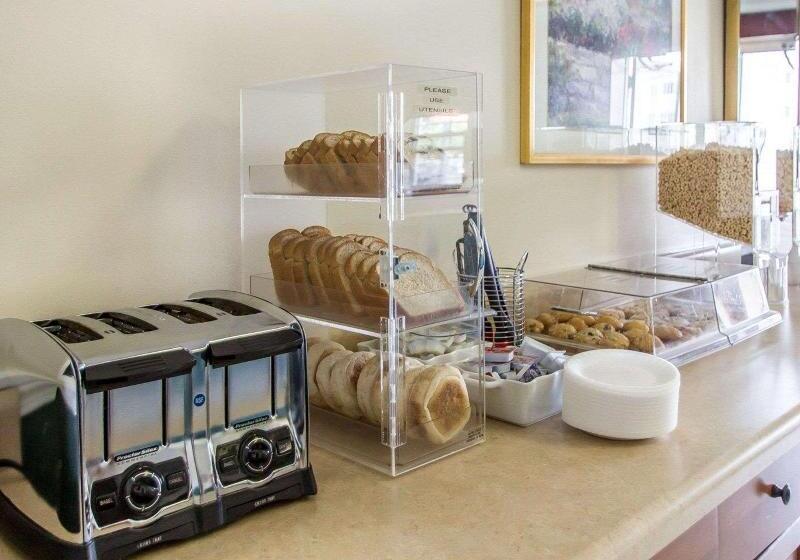 هتل Econo Lodge Inn & Suites Airport