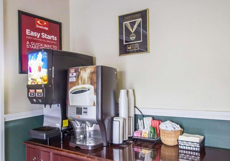 هتل Econo Lodge Inn & Suites Airport