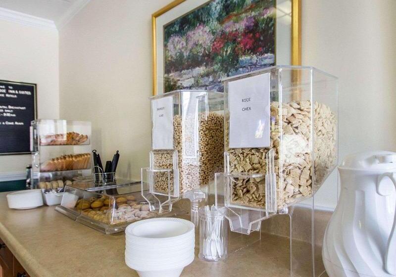 هتل Econo Lodge Inn & Suites Airport