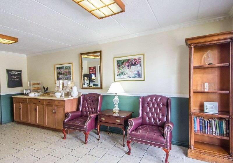 هتل Econo Lodge Inn & Suites Airport