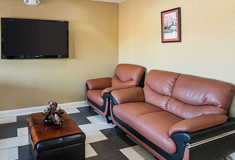 בית מלון כפרי Econo Lodge Inn & Suites Natchitoches