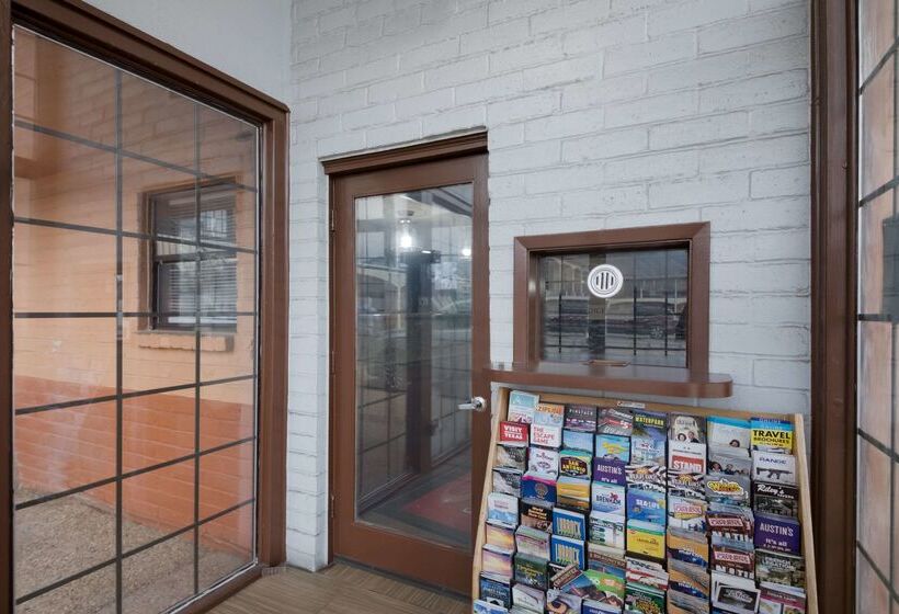 בית מלון כפרי Econo Lodge Near The Domain   The Arboretum