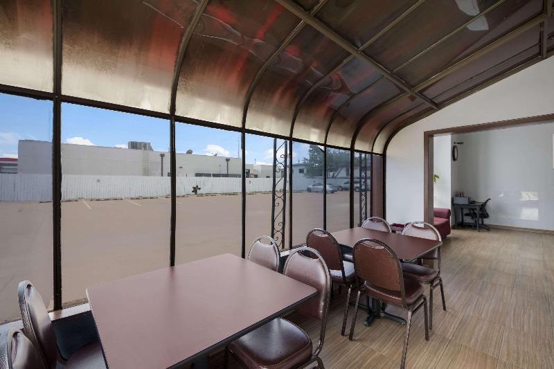 בית מלון כפרי Econo Lodge Near The Domain   The Arboretum