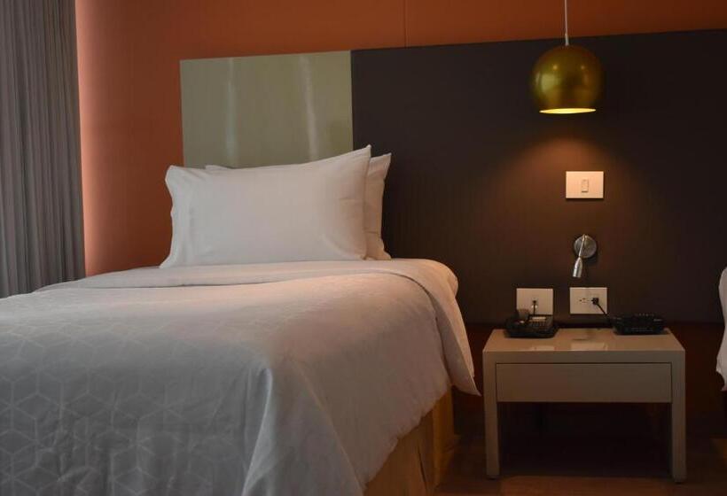 Отель Holiday Inn Express & Suites Medellin, An Ihg