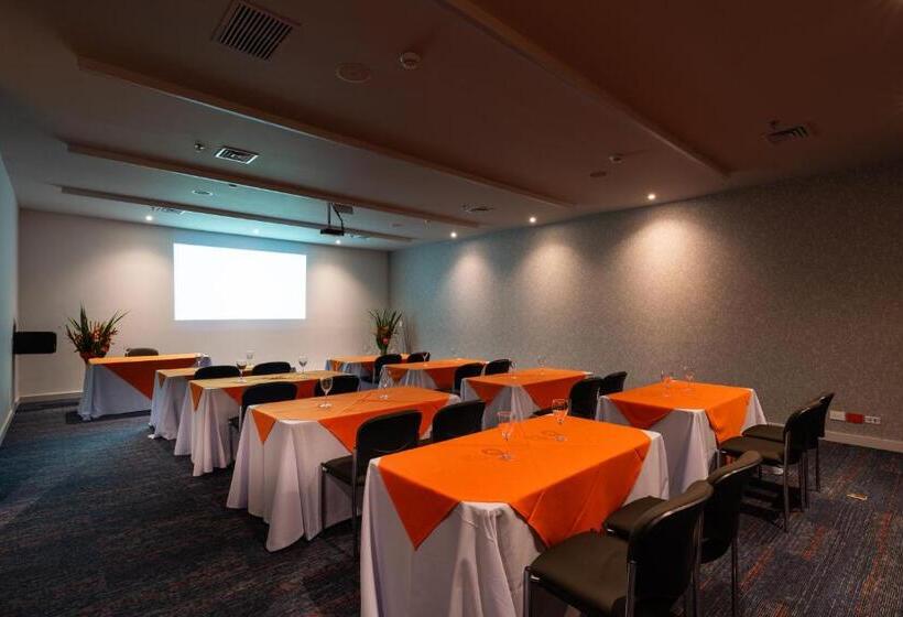 Отель Holiday Inn Express & Suites Medellin, An Ihg