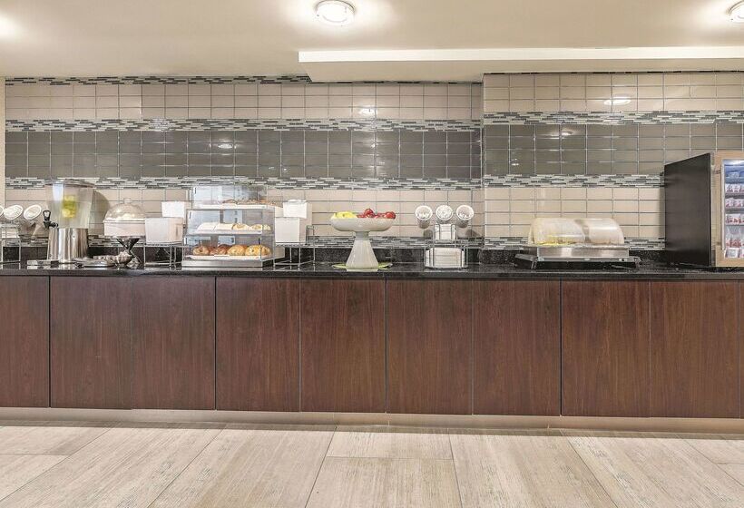 Отель La Quinta By Wyndham Portland