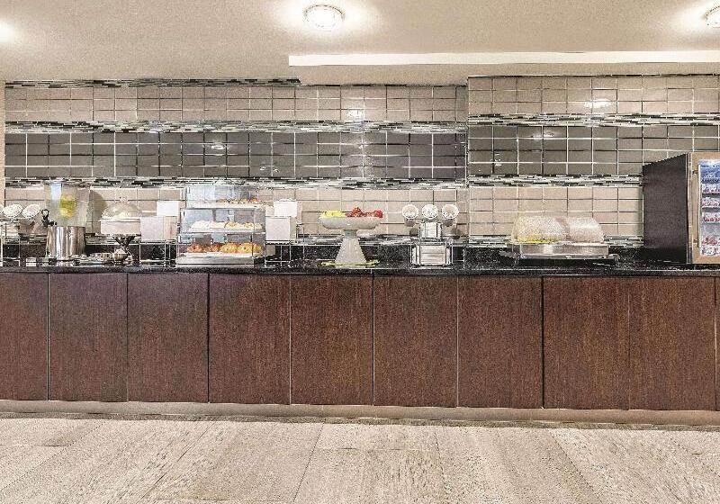 Отель La Quinta By Wyndham Portland