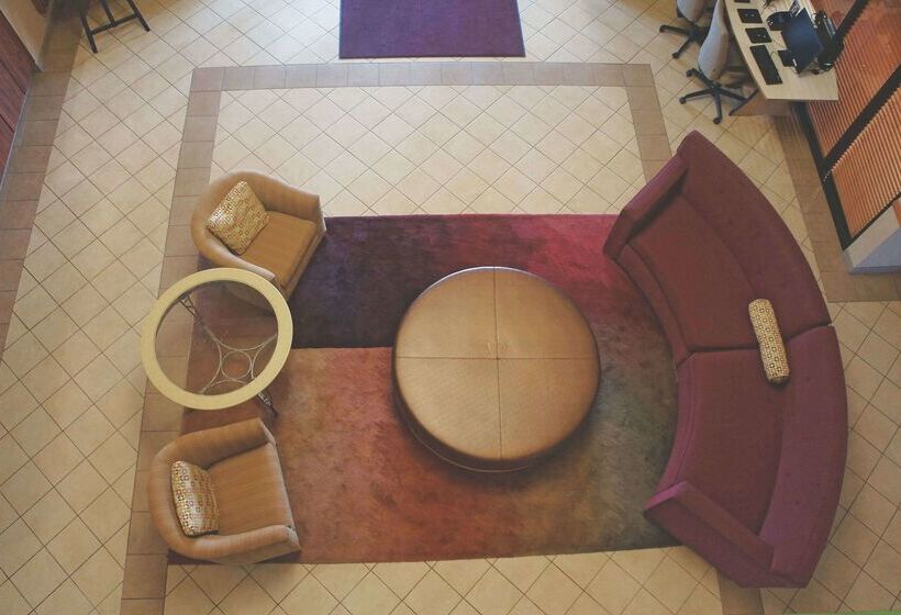 בית מלון כפרי La Quinta Inn & Suites By Wyndham Springfield Airport Plaza