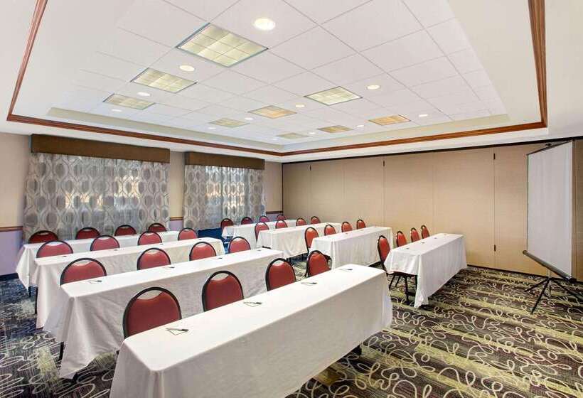 فندق La Quinta Inn & Suites By Wyndham Springfield Airport Plaza