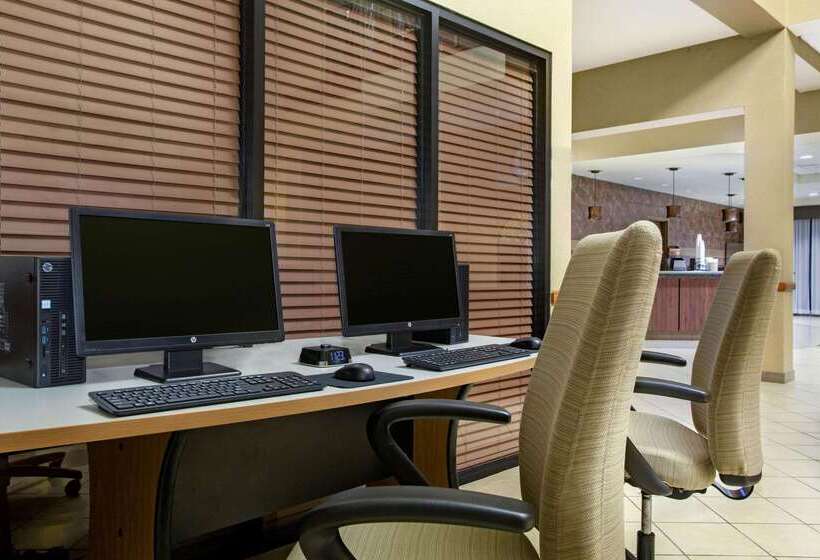 בית מלון כפרי La Quinta Inn & Suites By Wyndham Springfield Airport Plaza