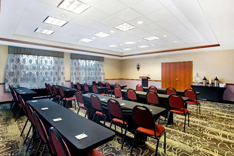 בית מלון כפרי La Quinta Inn & Suites By Wyndham Springfield Airport Plaza