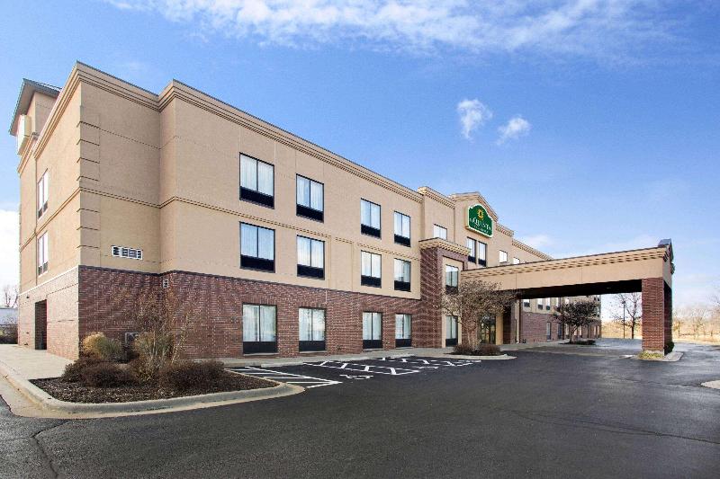 בית מלון כפרי La Quinta Inn & Suites By Wyndham Springfield Airport Plaza