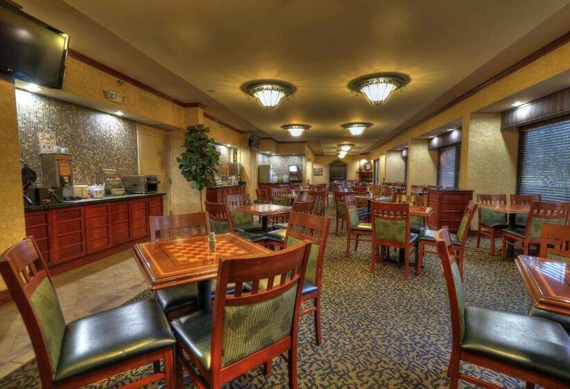 هتل Quality Inn Near The Island Pigeon Forge