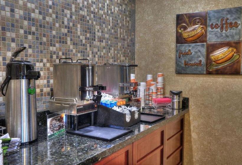 هتل Quality Inn Near The Island Pigeon Forge