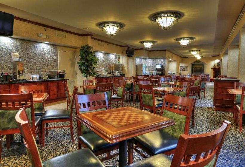 هتل Quality Inn Near The Island Pigeon Forge