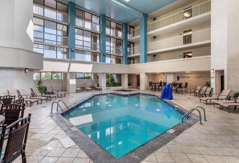 هتل Quality Inn Near The Island Pigeon Forge