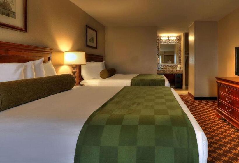 هتل Quality Inn Near The Island Pigeon Forge