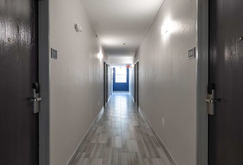 Отель Rodeway Inn & Suites Near Outlet Mall Asheville