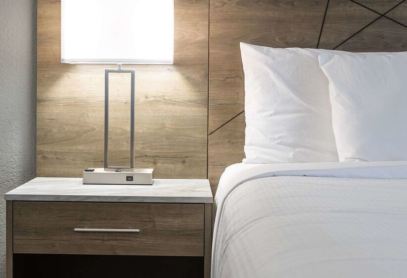 Отель Rodeway Inn & Suites Near Outlet Mall Asheville