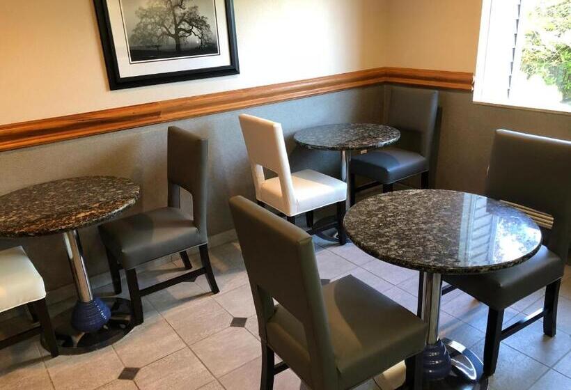 Отель Shilo Inn Portland Rose Garden Convention Center