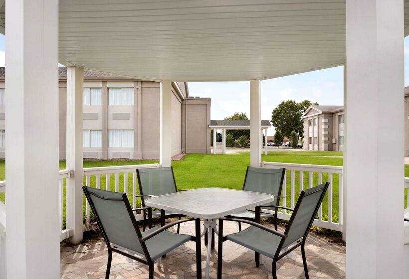 هتل Super 8 By Wyndham Des Moines