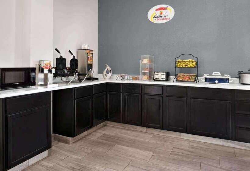 هتل Super 8 By Wyndham Des Moines