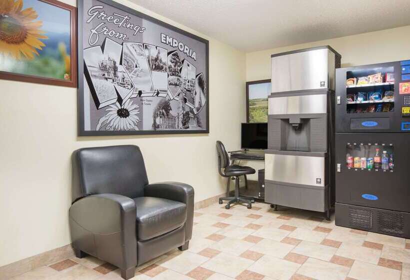 בית מלון כפרי Super 8 By Wyndham Emporia