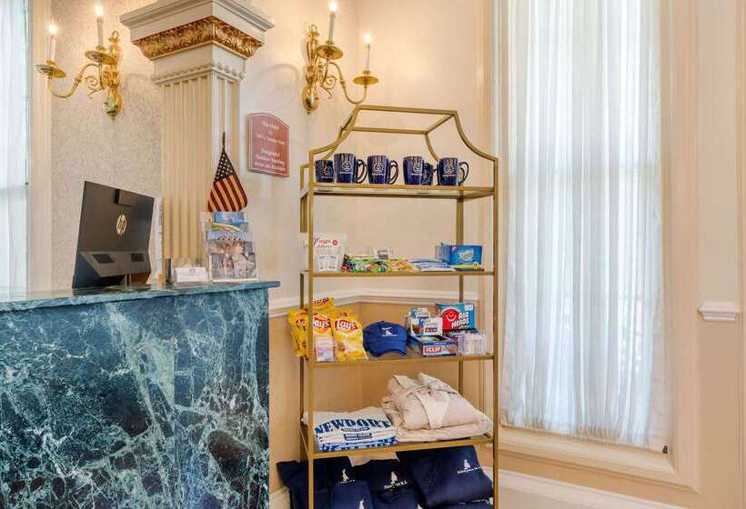 ホテル The Carriage House Inn Newport