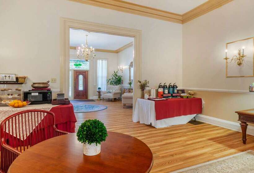 ホテル The Carriage House Inn Newport