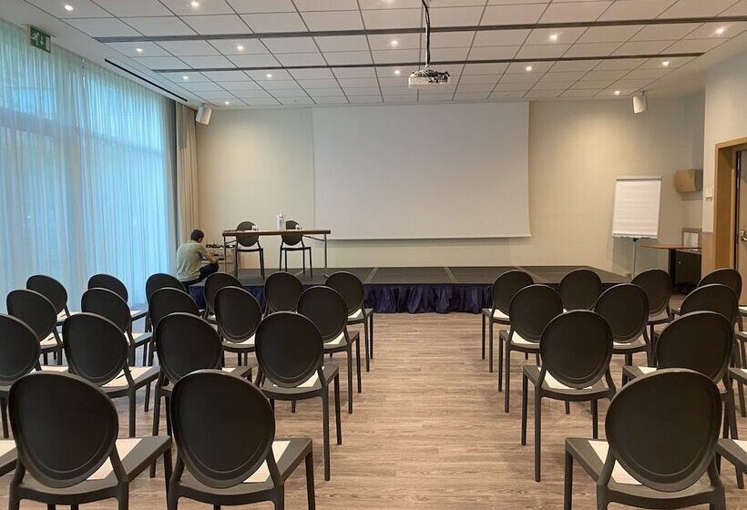 Отель The Sydney